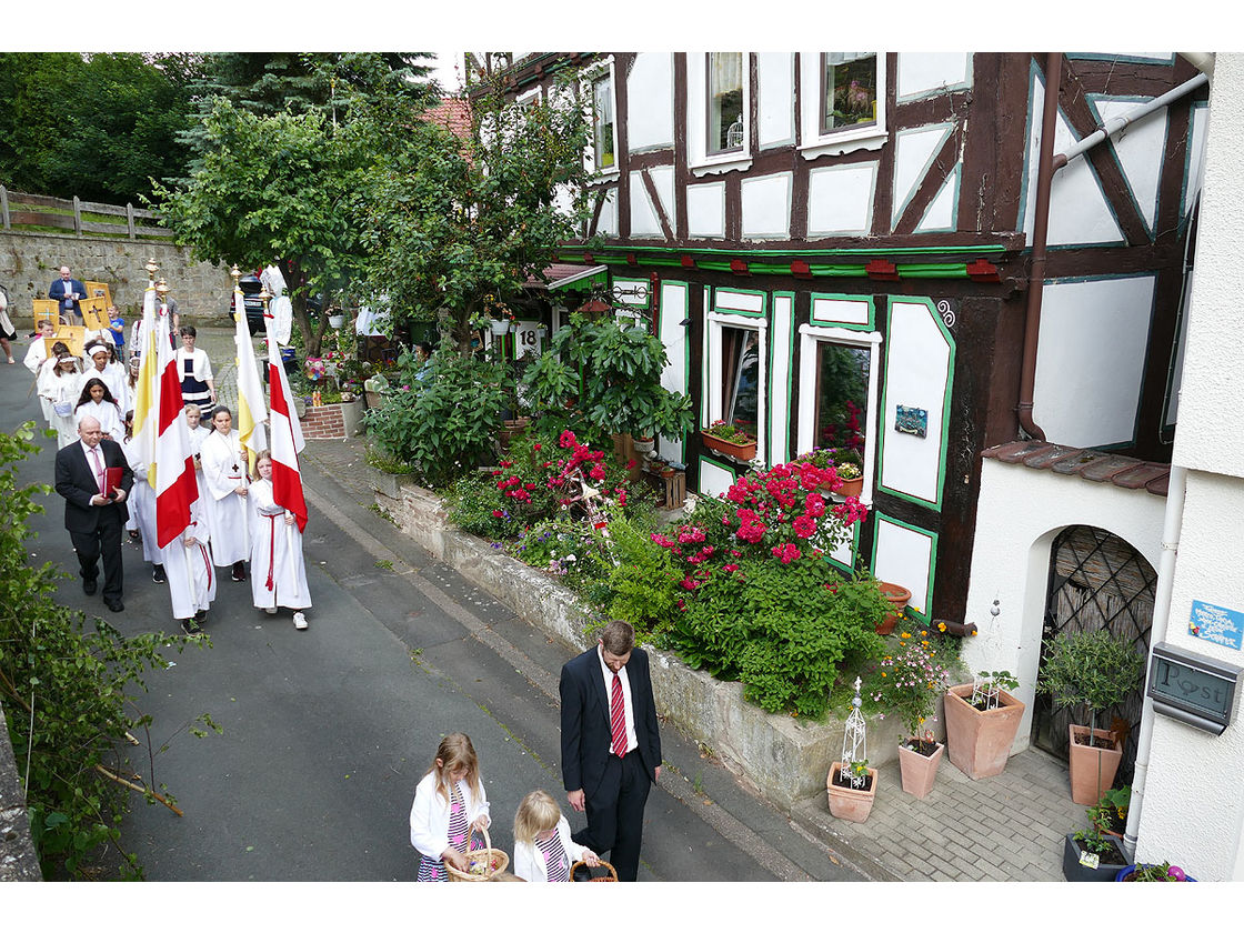 Fronleichnamsprozession durch die Straßen von Naumburg (Foto: Karl-Franz Thiede)